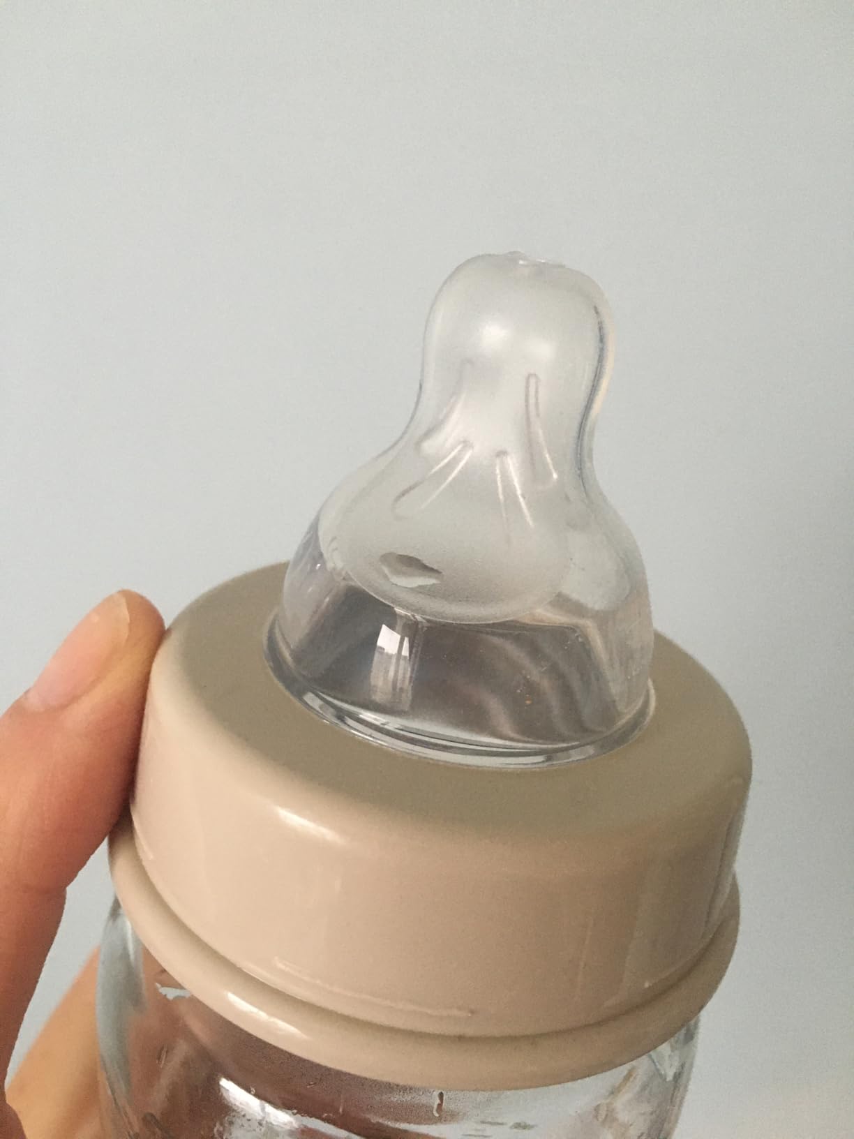 Kein Verwirrung zwischen Brust und Flasche