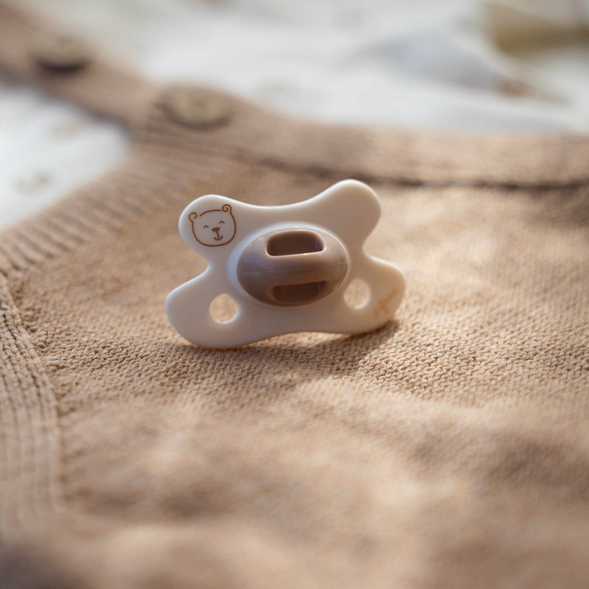 difrax-fopspeen-newborn-natural-little-venture-schnuller-ab-geburt-mit-schmetter image 4